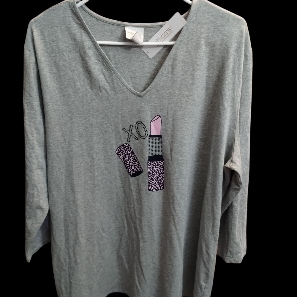 Chico's Gray Long Sleeve Tee with Pink Lipstick Design